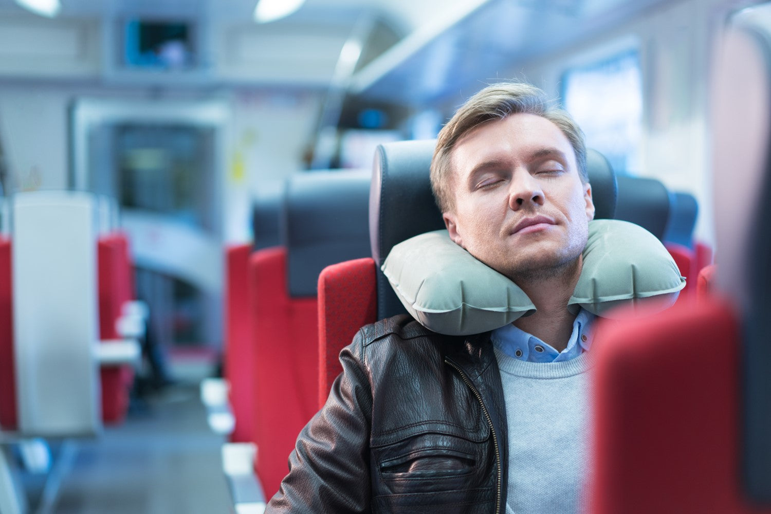 Temperature-Regulating Airplane Pillows : airplane pillow